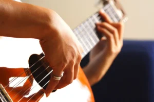 Kỹ thuật fingerstyle cơ bản cho người mới chơi guitar
