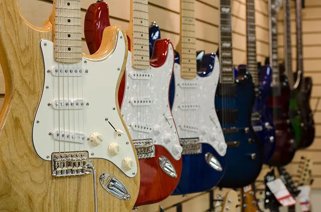 Để phân biệt đàn guitar thật và hàng nhái, bạn có thể dựa vào một số yếu tố như tem, logo, chất lượng hoàn thiện, số seri, và âm thanh. Kiểm tra kỹ các chi tiết này và so sánh với thông tin trên website chính hãng sẽ giúp bạn tránh mua phải hàng giả.