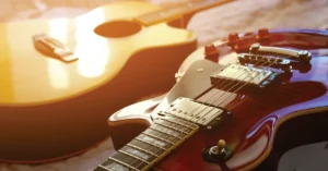 Nên học guitar điện hay acoustic trước?