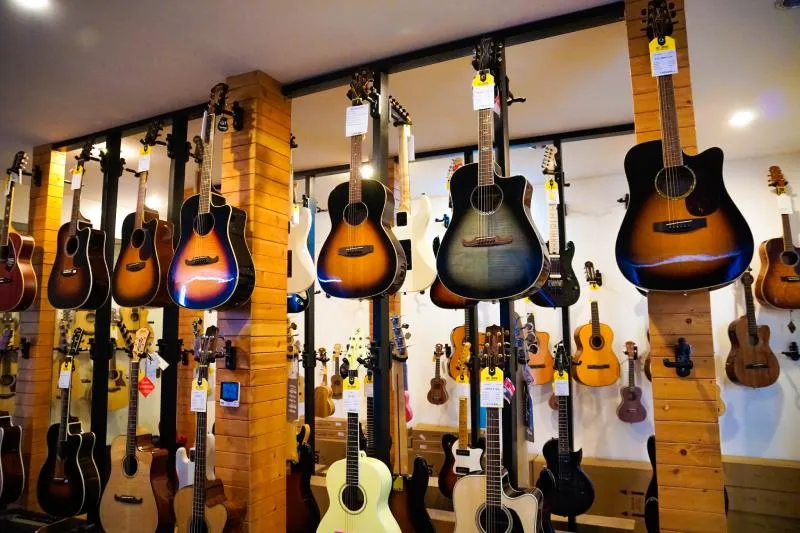 nên mua guitar shop hay guitar online