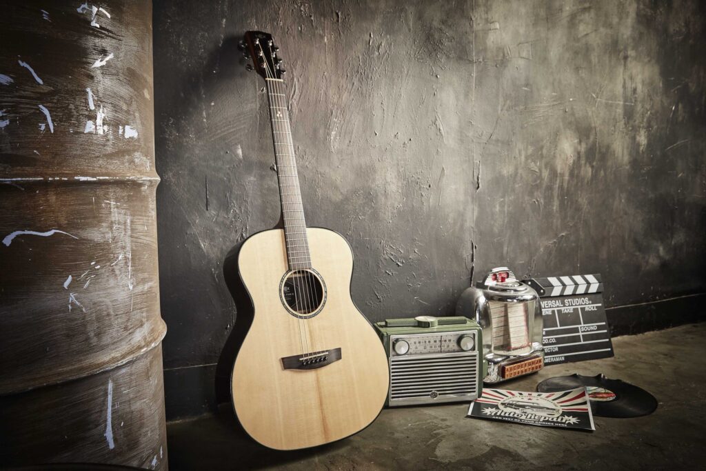 Đàn guitar cũ thường gặp một số vấn đề như dây đàn bị chùng hoặc quá căng, cần đàn bị cong, âm thanh bị rè, và dây đàn chạm vào phím. Để khắc phục, bạn có thể tự điều chỉnh độ căng dây, sử dụng thanh chỉnh cần đàn (truss rod), vệ sinh dây và kiểm tra ngựa đàn, và điều chỉnh action hoặc thay phím đàn nếu cần.